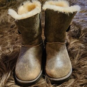 Ugg Bailey Button Size 7